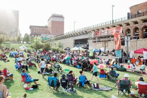 Crowd of people on the lawn of Gateway Arch National Park 