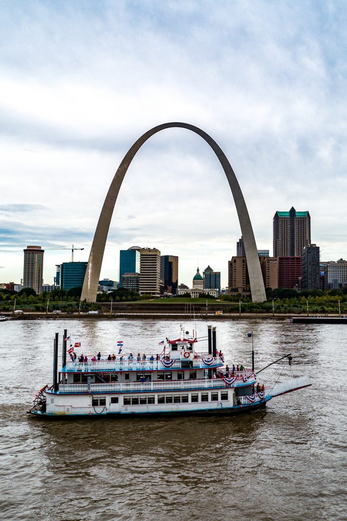 Tom Sawyer Riverboat on the Mississippi in front of the Gateway Arch