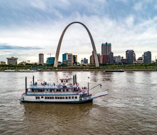 The Riverboat with the Arch in the background