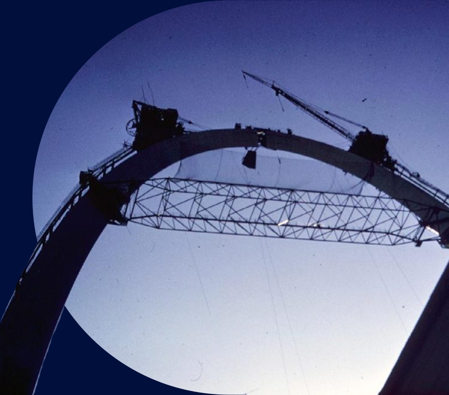 Keystone piece being placed into the center of the Gateway Arch in the 1960s.