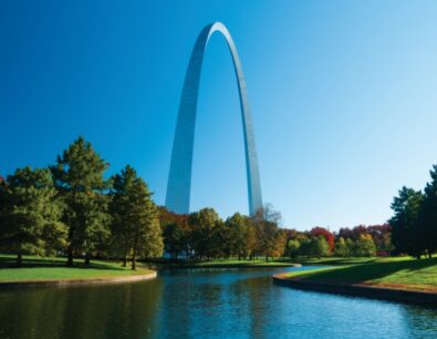 View of the reflection ponds in Gateway Arch National park at the beginning of fall.