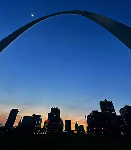 Gateway Arch at night, not lit up