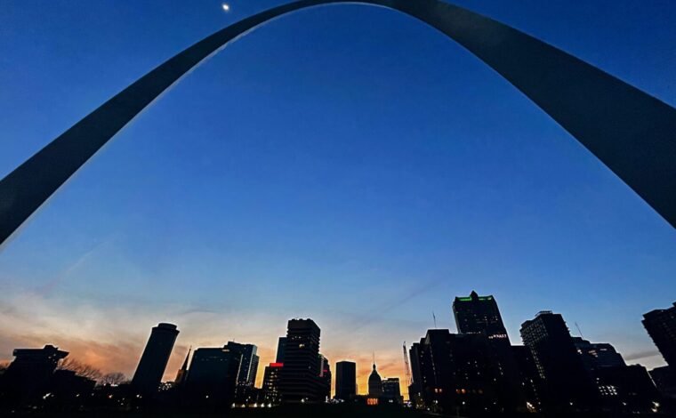 Gateway Arch at night, not lit up