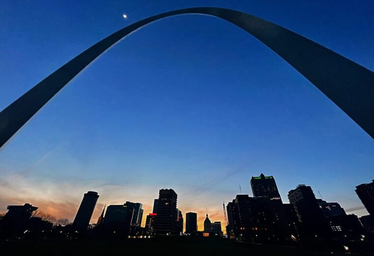 Gateway Arch at night, not lit up