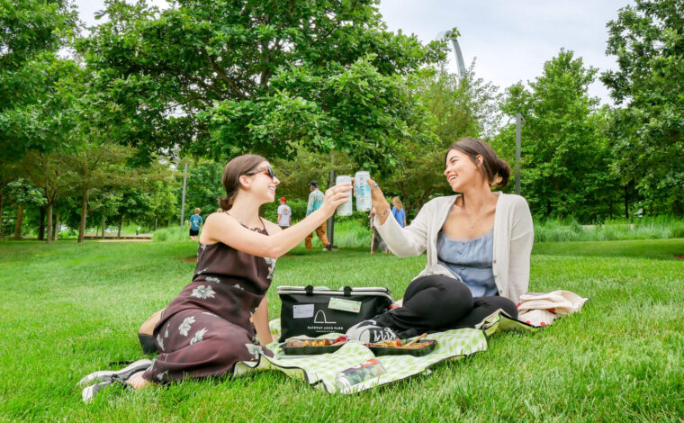 Two people having a picnic at Gateway Arch National Park